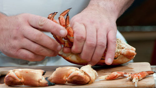 ăn thịt cua biển đúng cách